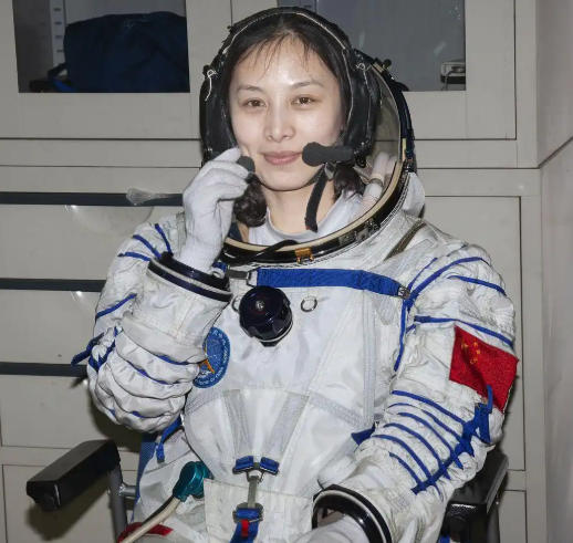 第一个登上月球的中国姑娘是谁-第一个登上月球的中国姑娘照片